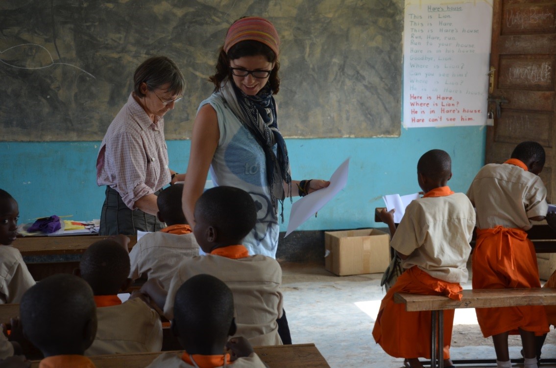 Elena Espinosa, exalumna de AMIR y voluntaria de Born to Learn, Tanzania 2014.